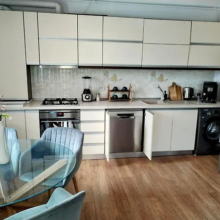 Exclusive Living Apartment *
